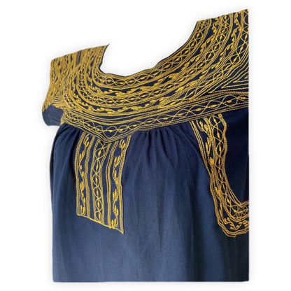Blusa artesanal oaxaqueña azul marino con bordado en ocre