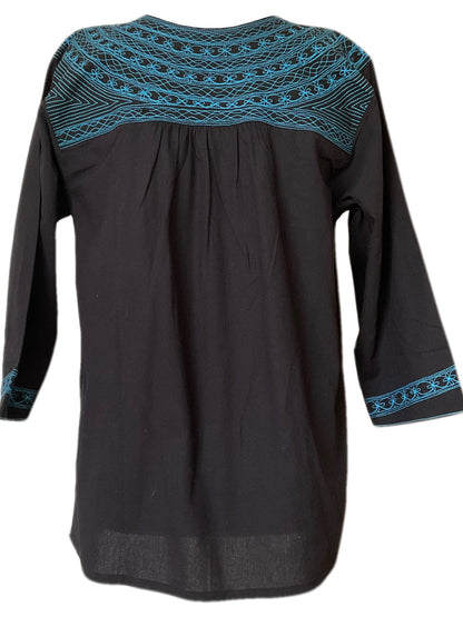 Blusa artesanal oaxaqueña negra con bordado en azul