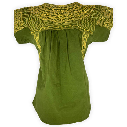 Blusa artesanal oaxaqueña verde olivo con bordado en ocre