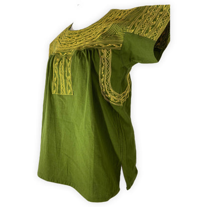 Blusa artesanal oaxaqueña verde olivo con bordado en ocre